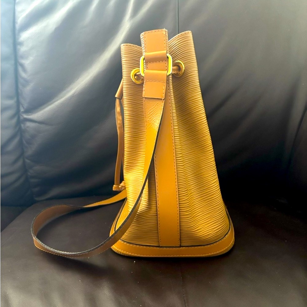 Boots N Bags EPI Leather Tan Bucket Bag - Picture 4 of 11